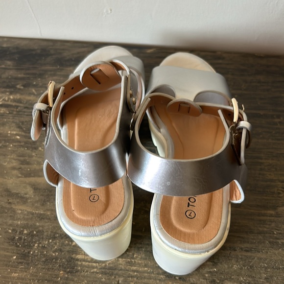 T STRAP PLATFORM SANDALS Size 7 - Picture 11 of 15